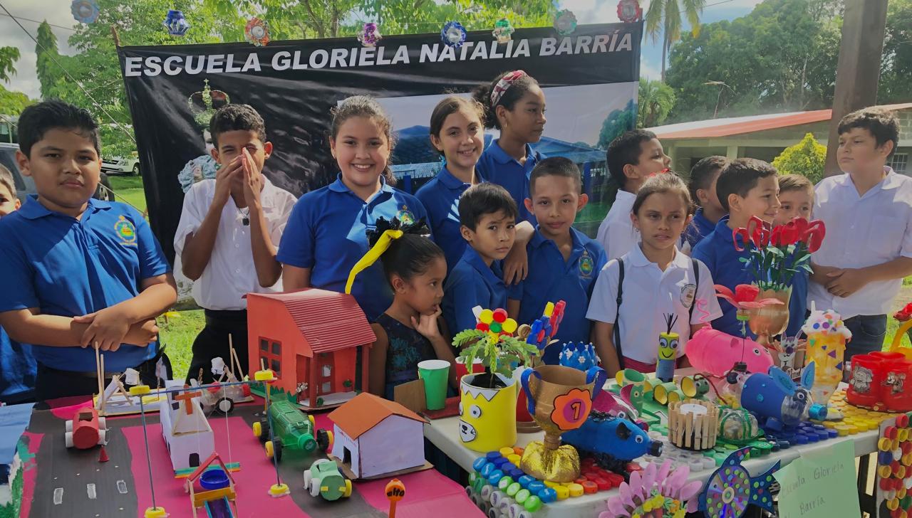 Estudiantes de escuelas de Las Minas aprenden reciclando  