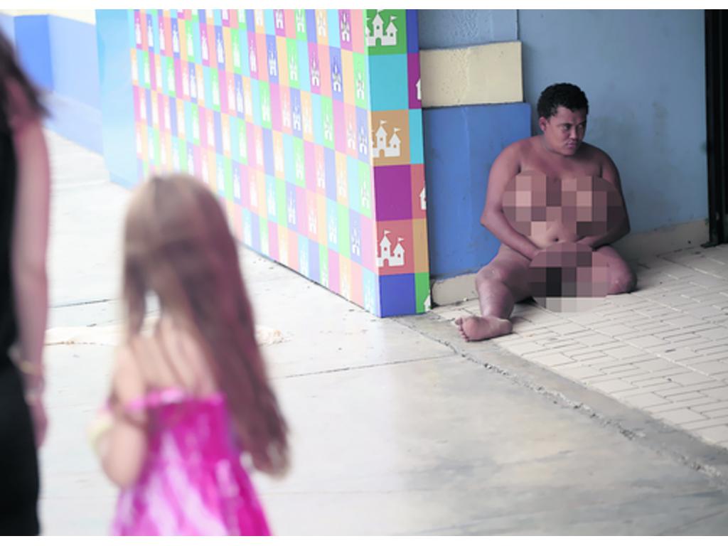 Yacía desnuda en la calle frente a la mirada de todos | Día a Día