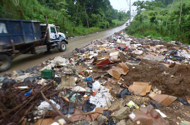 Critican y también tiran basura a la calle | Día a Día