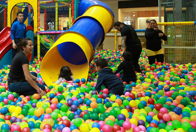 ninos en piscina de pelotas