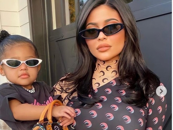Lujosaaa! Hija de Kylie Jenner va al colegio con bolsa de 12 mil dólares | Día a Día Lujosaaa! Hija de Kylie Jenner va al colegio con bolsa de 12 mil dólares | Día a Día