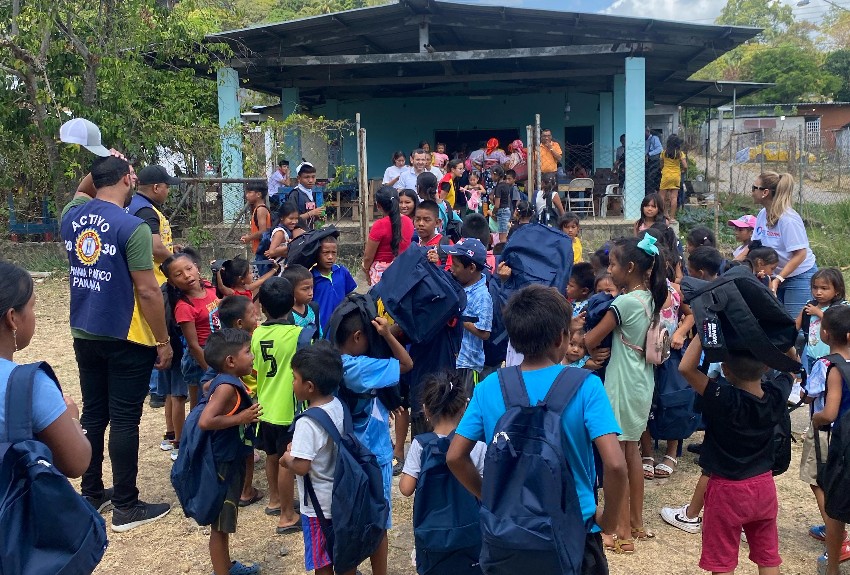 Más de 100 estudiantes de Veracruz recibieron útiles escolares 