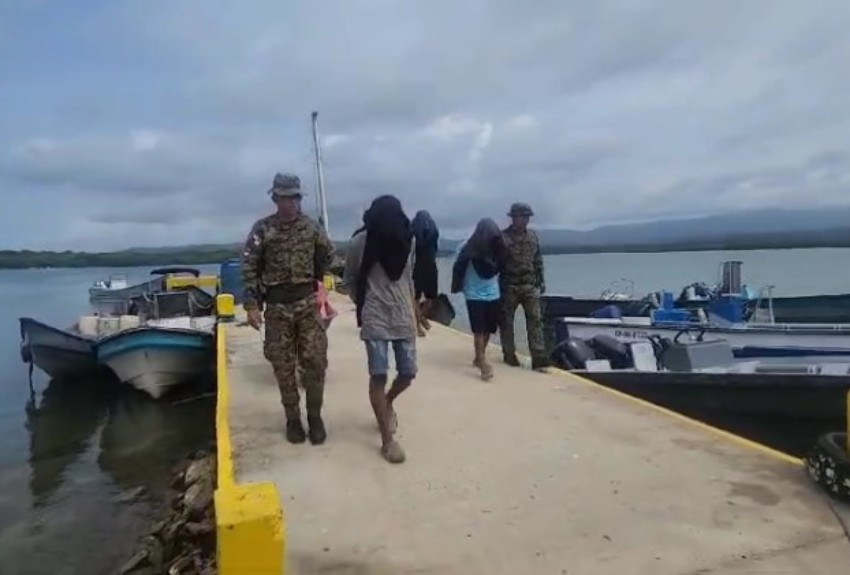 ¡Los echaron al agua! Incautan paquetes de droga cerca de Tikantiki en la Comarca Guna Yala 
