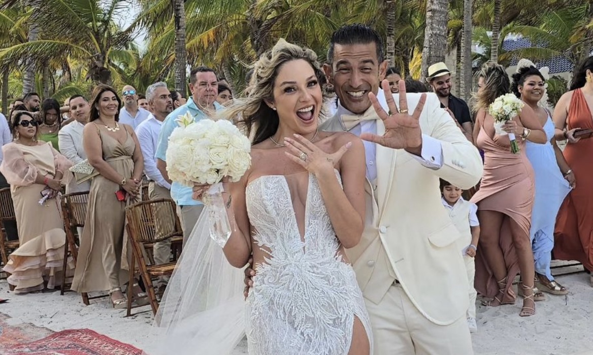 Ana Karina y Alberto Gaitán se casaron en playa mexicana; el gran ausente fue su hermano Ricardo 