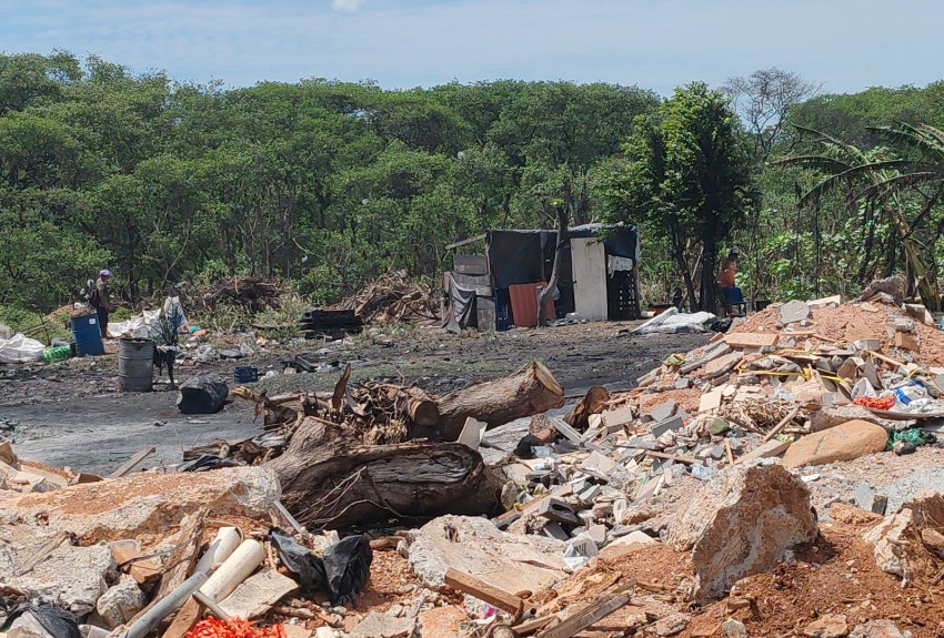 Retiran desechos de vertedero ilegal en Playa Chiquita; vierten hasta sangre de pollo 