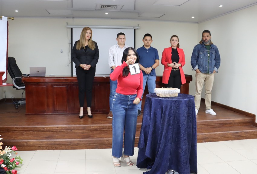 Realizan sorteo para participar en debate de vicepresidentes en la Universidad de Panamá 