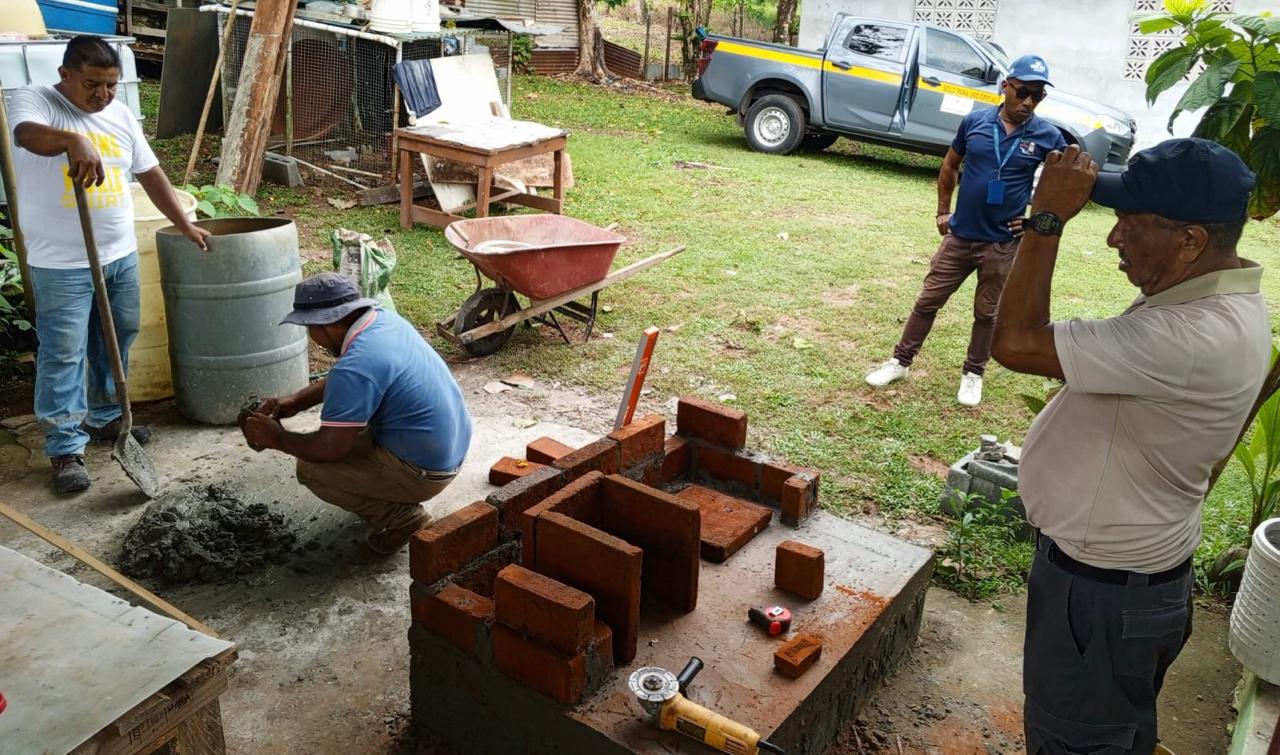 Promueven construcción de estufas ecológicas en Colón 