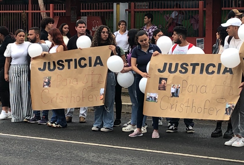 Universitarios piden justicia para compañero asesinado; realizan cadena humana por la muerte de Cristofer Herrera 