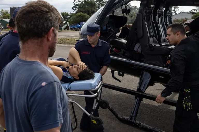 Helicóptero de Neymar colabora en evacuación de afectados por inundaciones en Brasil 