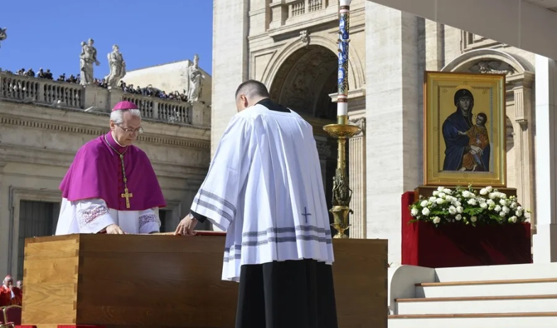 La homilía recuerda el 'construir puentes y no muros' del papa ante Trump y otros líderes 