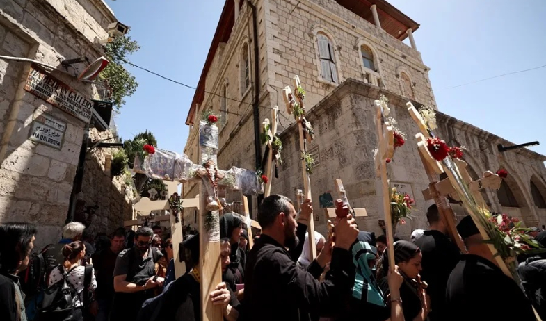 Los peregrinos no renuncian a la Semana Santa, pese a la guerra, en la Ciudad Vieja de Jerusalén 