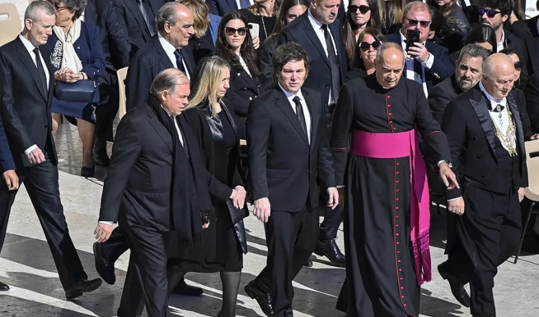 Milei llama 'cerdos' a los periodistas que dijeron que llegó tarde a la despedida del papa 