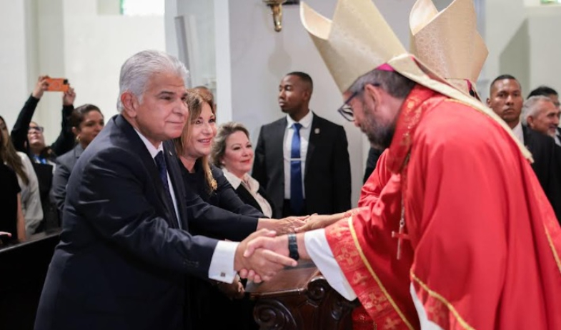 Realizan misa en honor al papa Francisco, la pareja presidencial estuvo presente  