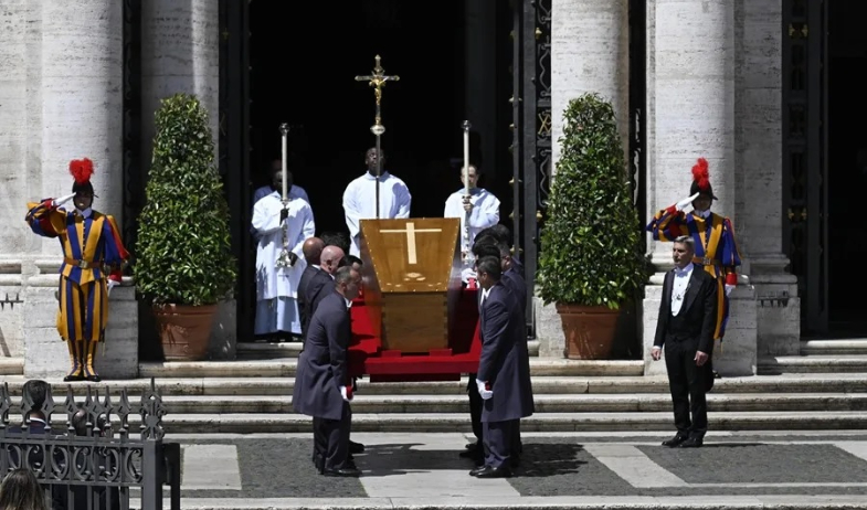 El entierro del papa Francisco se produjo ante el camarlengo y sus familiares 