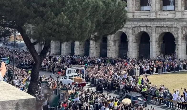 Unas 150.000 personas se concentraron al paso del cortejo fúnebre de Francisco por Roma 