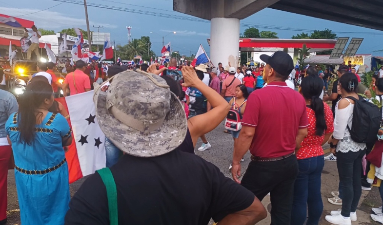 Cierre de la vía Interamericana en Santiago termina con intervención policial y detenciones 
