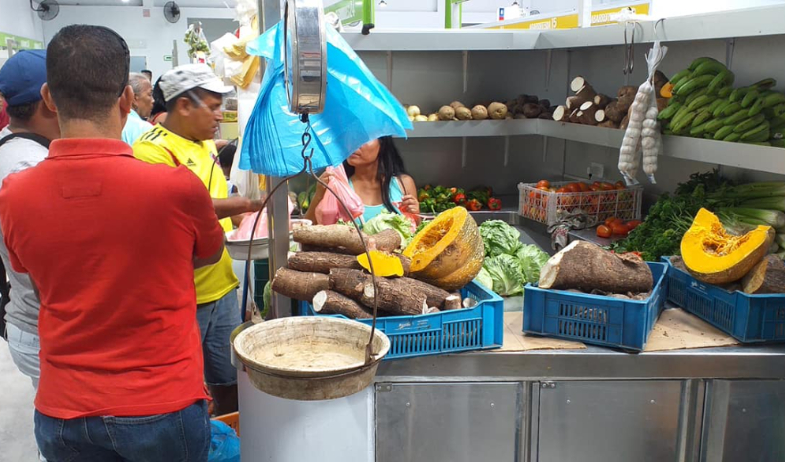 Reubican a vendedores informales al interior del mercado municipal de Colón 