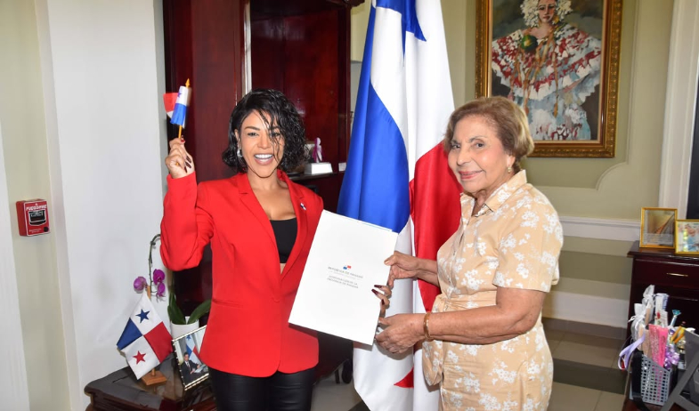 ¡Culminó su proceso de naturalización! Demphra ya es oficialmente panameña 