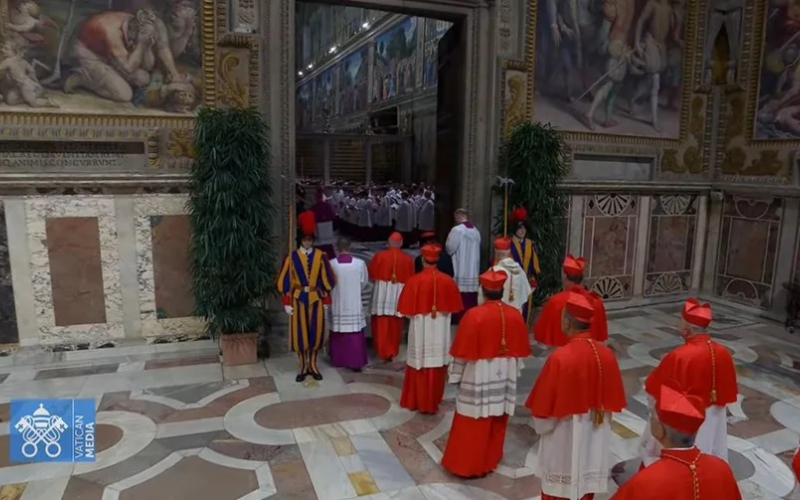Los cardenales se congregan en la Capilla Paulina antes de encerrarse en cónclave 