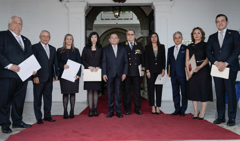 Nuevos embajadores presentan credenciales al presidente Mulino 