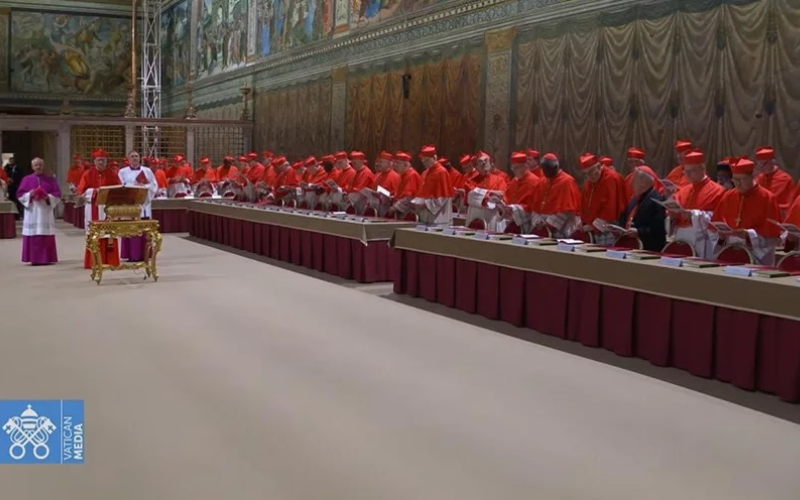 ‘Extra omnes’: Los cardenales se encierran en la Capilla Sixtina para elegir a un nuevo papa 