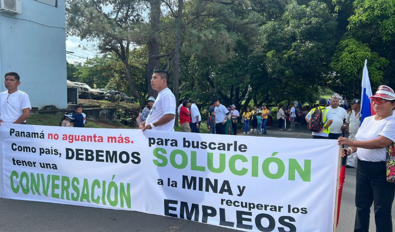 Miles de personas marchan por la reapertura de la mina y la recuperación de empleos 