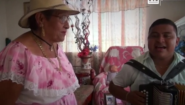 El joven Fernando Gibbs junto a Ana Ureña, hermana de Chía Ureña. 