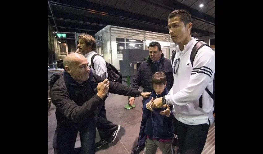 El portugués Cristiano Ronaldo, expulsado en la visita del Real Madrid al Córdoba por golpear al brasileño Edimar, pidió perdón por su acción y disculpas a su rival en su cuenta oficial de Twitter.