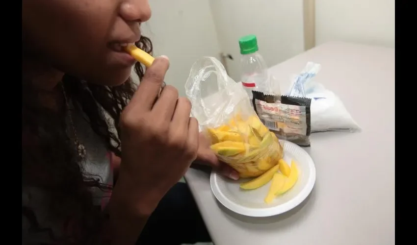 Los estudiantes son quienes más consumen las ensaladas de mango. FOTO: ROBERTO BARRIOS