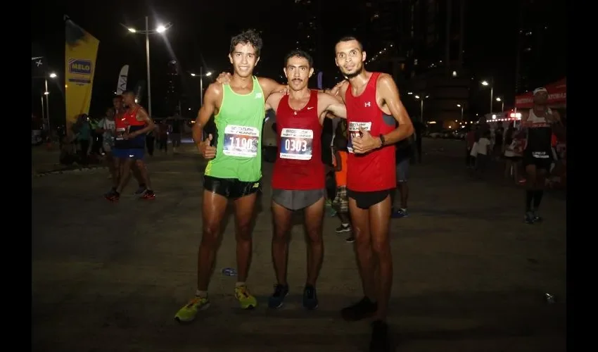 Sergio Quevedo (izq.),  Jonathan  Cerrud y Luis Morales posan tras la carrera. Cortesía