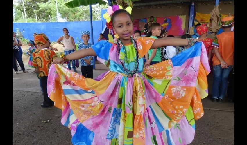 Los estudiantes de la Escuela Melchor Lasso De La Vega vistieron coloridos atuendos y llevaron comida afro que comieron en  los salones. Fotos: J. Simmons/J. Mudarra