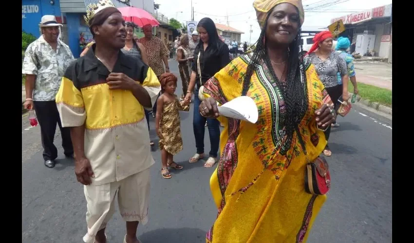 El desfile de San Miguelito tuvo mucho ritmo  y sabor afro, la gente no paró de bailar y cantar en todo el recorrido. 