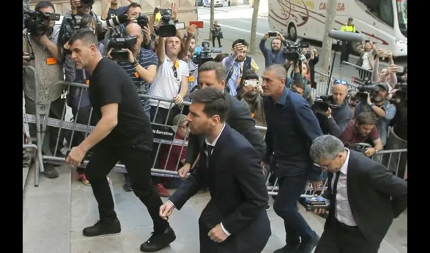 Lionel Messi llegando a la audiencia para declarar en su  juicio por tres delitos contra la Hacienda Pública. AP