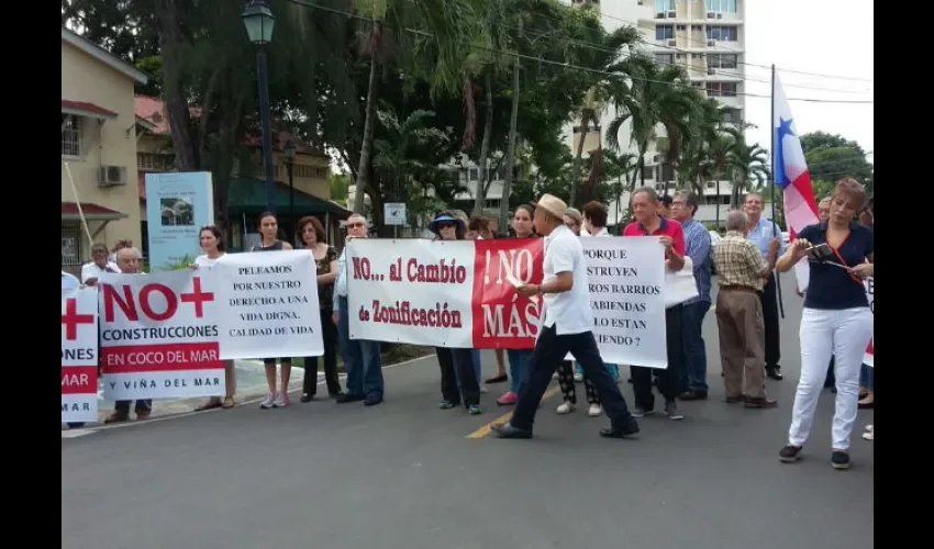 Protesta  frente a La Iglesia La Caleta