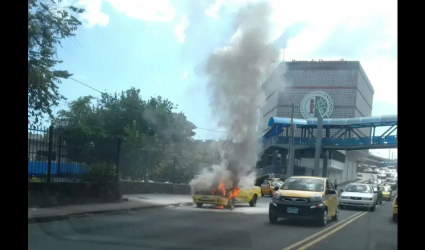 Taxi se incendia en Avenida de Los Mártires.