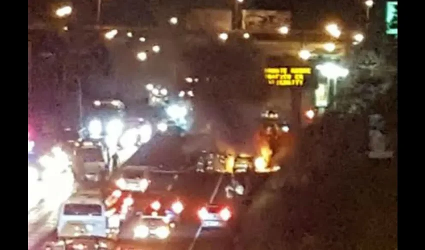 Taxi se incendia en Arraiján 