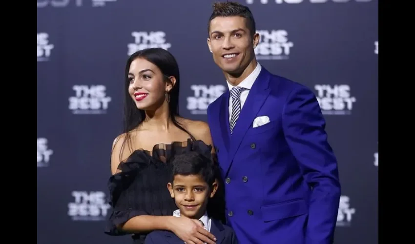 Cristiano Ronaldo junto a su novia e hijo.