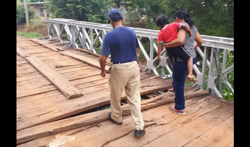 Las tablas del puente en Natá están podridas y poco a poco se van cayendo 