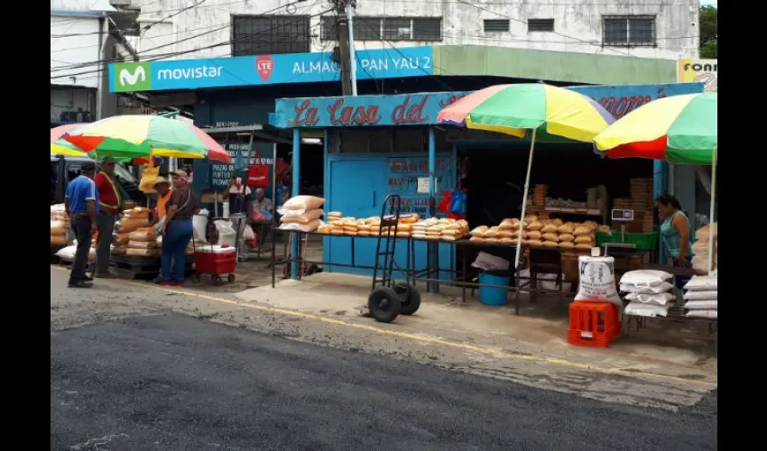 Vendedores cerca del Mercado Público de Penonomé