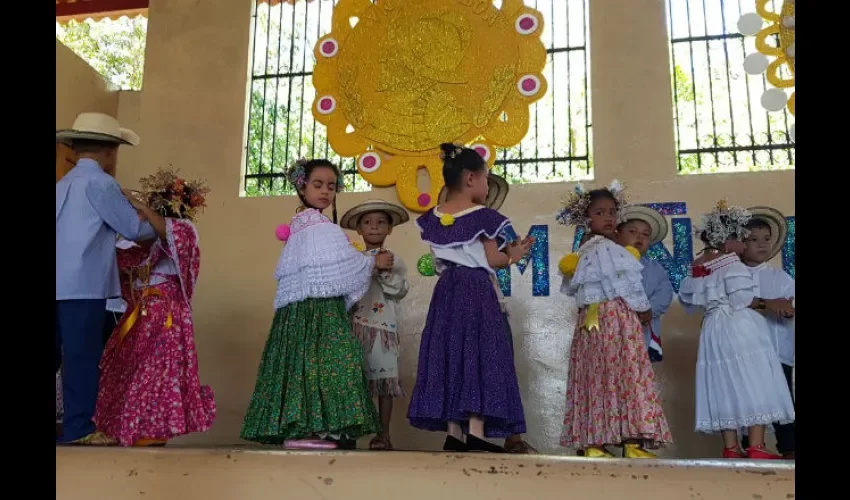 Niños de preescolar en presentación folclórica en mañana típica. 