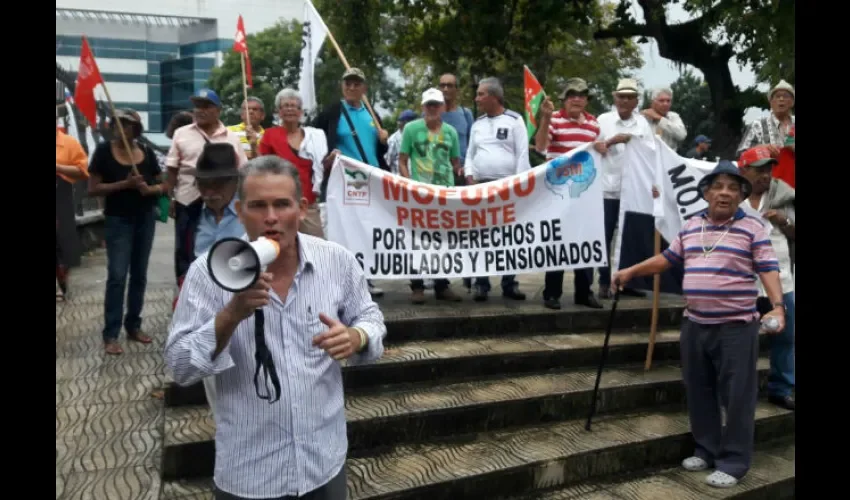 Jubilados en Panamá protestando por XIII mes atrasados. 