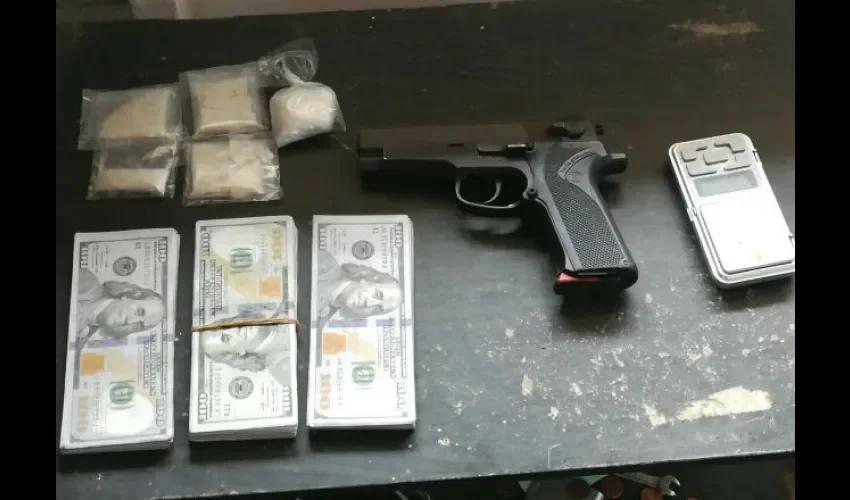Arma y droga incautadas en Parque Lefevre.