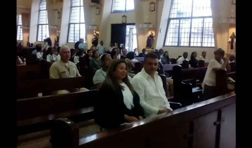  En el lugar se entregaron ofrendas florales a los próceres de la independencia. 