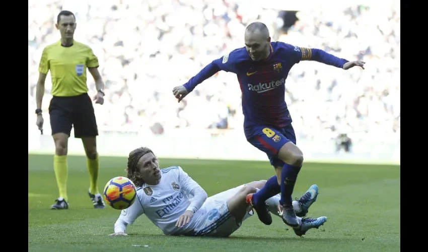 Andrés Iniesta (dcha.) tuvo un gran partido. Foto: EFE