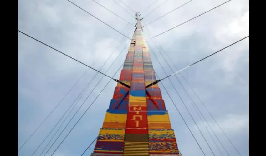Torre de legos promete romper récord de la mayor construcción antes vista. 
