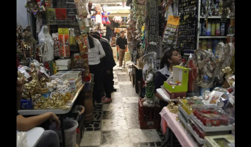 Ciudadanos hacen sus compras para los rituales de Año Nuevo. Foto/EFE