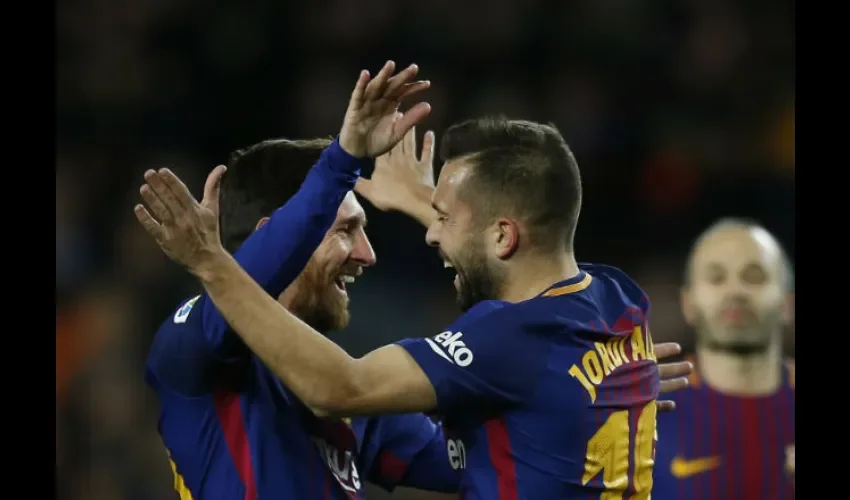 Lionel Messi celebra con Jordi Alba uno de los goles.