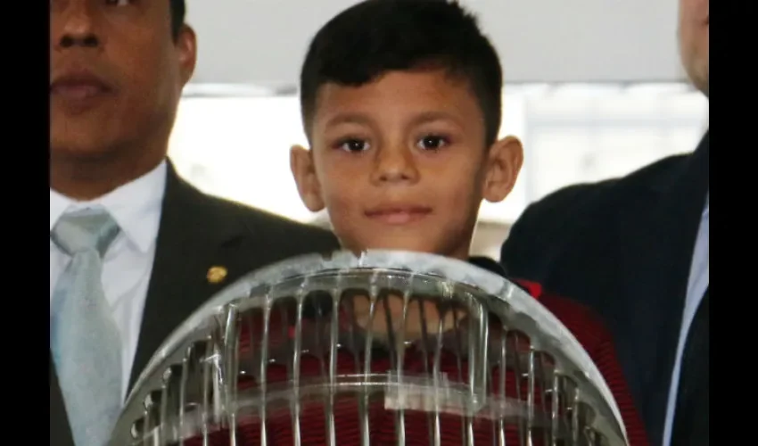 Niño sacando balotas en un sorteo. Cortesía 