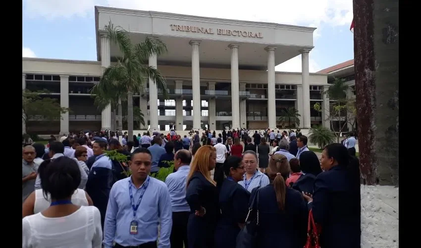 Oficinas  públicas fueron evacuadas de manera ordenada durante el sismo en el país.  Fotos: JEsus Simmons 