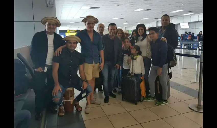 Los familiares de los integrantes del conjunto fueron al aeropuerto a despedirlos. Foto / Instagram.